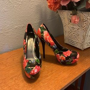 Hot Tomato floral print heels, size 9M